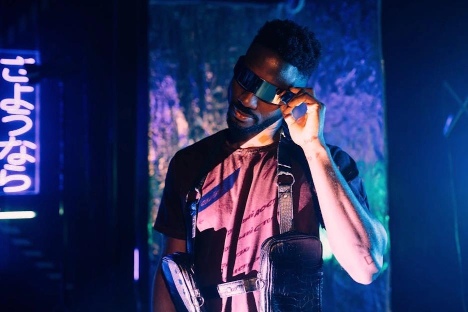 Futurystyczna grafika przedstawiająca kobietę w okularach smart glasses